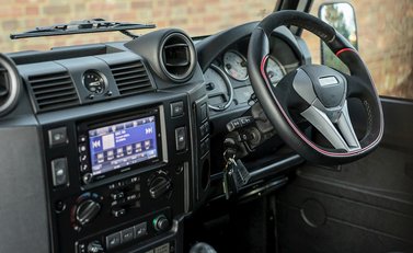 Land Rover Defender 90 XS URBAN TRUCK Carbon Edition 16