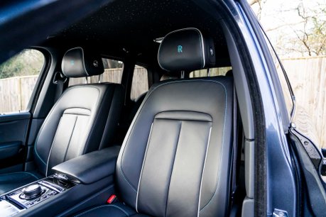 Rolls-Royce Cullinan V12. DYNAMIC PACKAGE. ACTIVE CRUISE. SHOOTING STAR HEADLINER. HUD 9