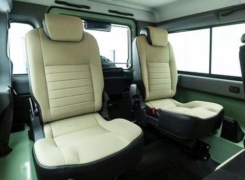 Land Rover Defender 110 Heritage 13