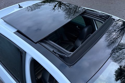 Volkswagen Golf R TSI 4MOTION DSG -LEATHER -CAMERA-PRETORIAS -PAN ROOF -WHITE/SILVER -GHOST 21