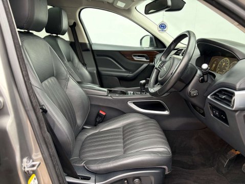Jaguar F-Pace 2.0 F-PACE Portfolio AWD D 4WD 5dr 14