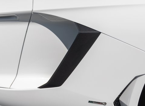 Lamborghini Aventador LP700-4 Roadster 28