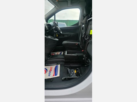 Toyota Proace City design L1 H1 SWB 1.5d 100ps eu6 nav 6 Speed 13