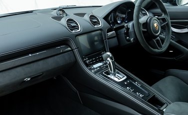 Porsche Cayman GT4 (718) 15