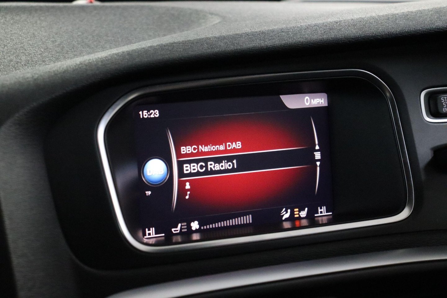 2018 Volvo V40 — image 34