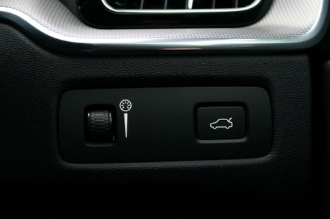 Volvo XC60 2.0 XC60 R-Design B4 MHEV AWD Auto 4WD 5dr 44