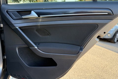 Volkswagen Golf GTD - PANORAMIC ROOF - ACC - SPORT AND SOUND PACK - CARPLAY 31