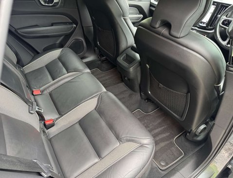 Volvo XC60 2.0 XC60 R-Design B5 MHEV Auto 5dr 38