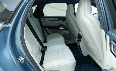 Porsche Cayenne TURBO S E-HYBRID 12