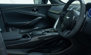 Aston Martin DBX 707 13