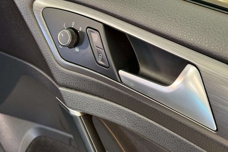 Volkswagen Golf 35.8kWh e-Golf Hatchback 5dr Electric Auto (136 ps) 55