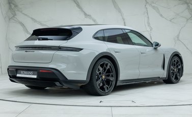 Porsche Taycan 4S Cross Turismo 3