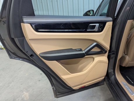 Porsche Cayenne 3.0 Cayenne V6 Auto 4WD 5dr 67