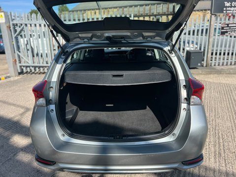 Toyota Auris VVT-I ICON TECH TOURING SPORTS 24
