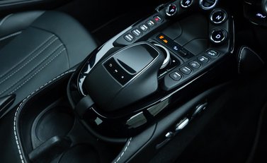 Aston Martin V8 Vantage 21