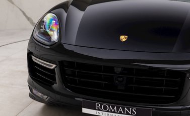 Porsche Cayenne Turbo S 24