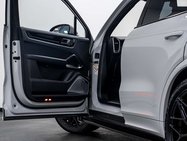 Porsche Cayenne 4.0T V8 GPF Turbo SUV 5dr Petrol TiptronicS 4WD Euro 6 (s/s) (550 ps) 6