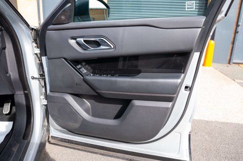 Land Rover Range Rover Velar 3.0 Range Rover Velar R-Dynamic S D300 Auto 4WD 5dr 44