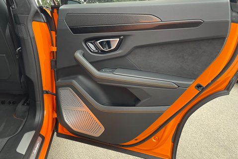 Lamborghini Urus V8 - ORANGE -AKRAPOVIC EXHAUST -PAN ROOF -B&O-MASSAGE SEATS-BLIND SPOT -ACC 40