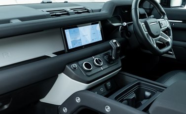 Land Rover Defender 90 D250 X-Dynamic SE URBAN 15