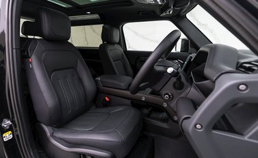 Land Rover Defender 90 X D300 10