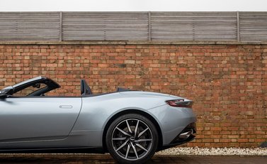 Aston Martin DB11 Volante 26
