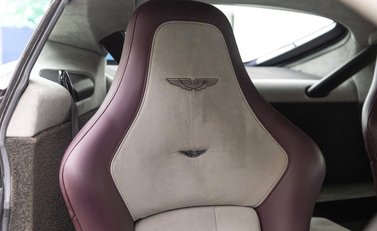 Aston Martin Vantage S V12 7
