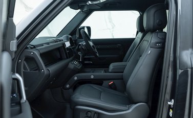 Land Rover Defender 90 V8 Carpathian Edition URBAN 14