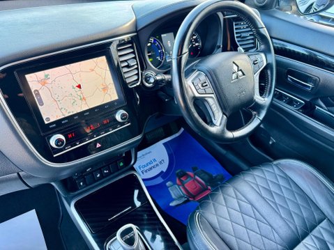 Mitsubishi Outlander 2.4h TwinMotor 13.8kWh Exceed Safety CVT 4WD Euro 6 (s/s) 5dr 12