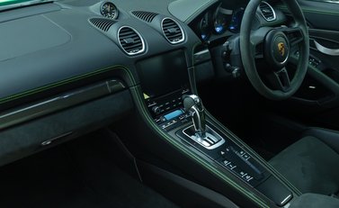 Porsche Cayman GT4 (718) 19