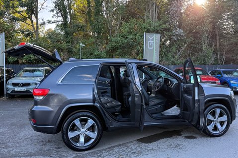 Jeep Grand Cherokee V6 CRD OVERLAND -2 OWNERS -8 SERVICES -PAN ROOF - HUGE SPEC 18