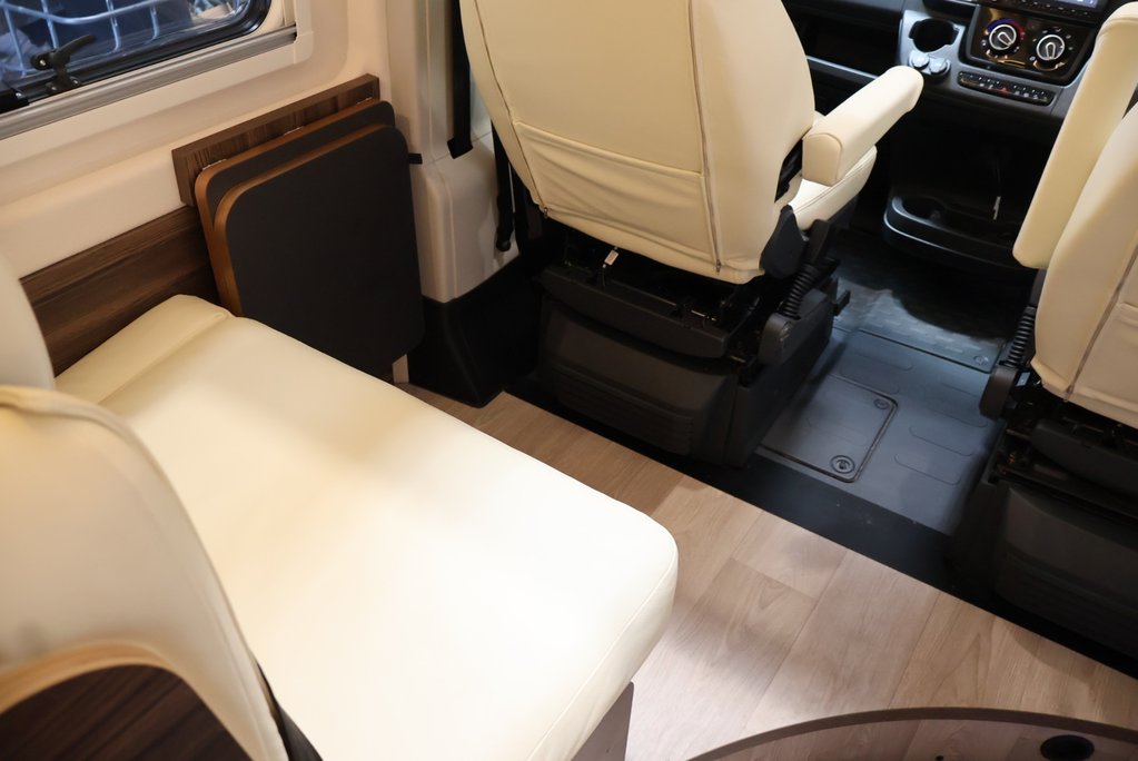 Fiat Ducato Laika 646 ECOVIP 180 BHP Auto huge factory upgrades cost new £98K    40