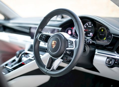 Porsche Panamera Turbo Sport Turismo 11