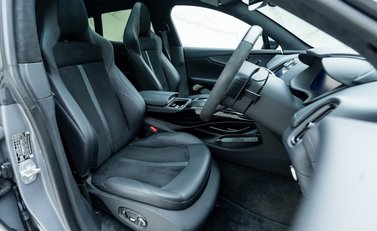 Aston Martin DBX 707 11