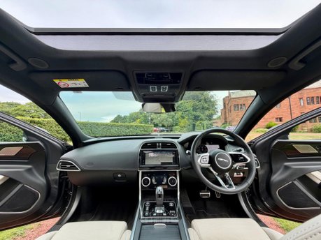 Jaguar XE R-DYNAMIC HSE BLACK 17