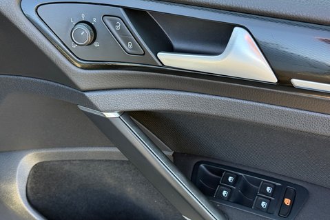 Volkswagen Golf GTD - PANORAMIC ROOF - ACC - SPORT AND SOUND PACK - CARPLAY 36