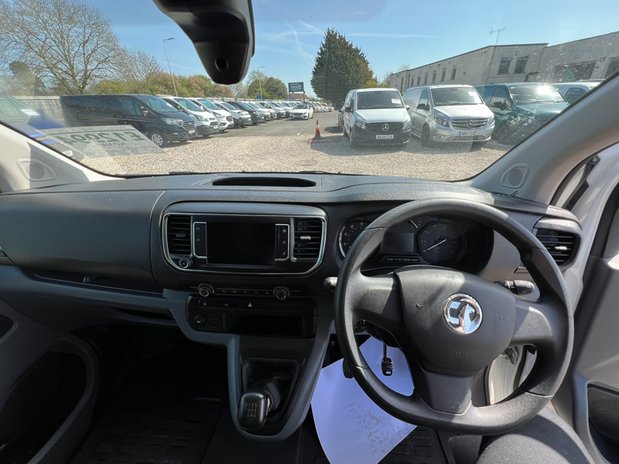 Vauxhall Vivaro SWB L1H1 Low Roof Dynamic 2900 Air Con Sensors Euro 6 NO VAT 41