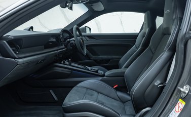 Porsche 911 Carrera GTS (992) 18