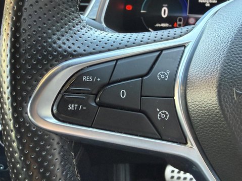 Renault Captur 1.6 E-TECH 9.8kWh E-Tech engineered SUV 5dr Petrol Plug-in Hybrid Auto Euro 29