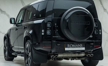 Land Rover Defender 110 V8 Bond Edition 10