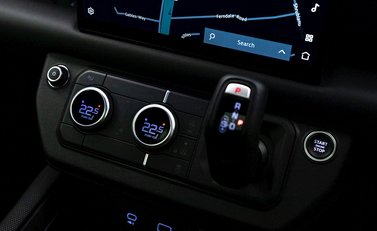 Land Rover Defender 110 V8 Bond Edition 19