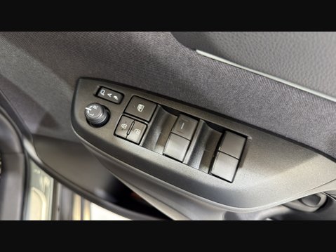 Toyota Yaris Cross PREMIERE EDITION 36