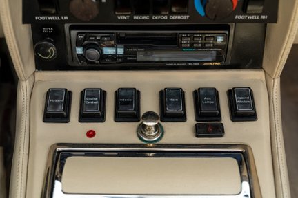 Aston Martin V8 Vantage Volante 24