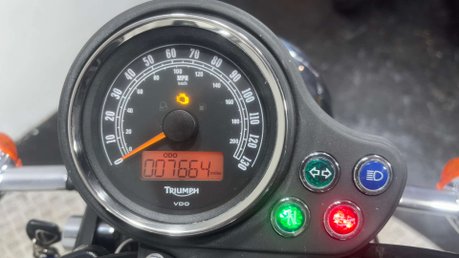 Triumph Bonneville 2014 T100 GREAT CONDITION ONLY 7K ICONIC MODERN CLASSIC 865CC 28