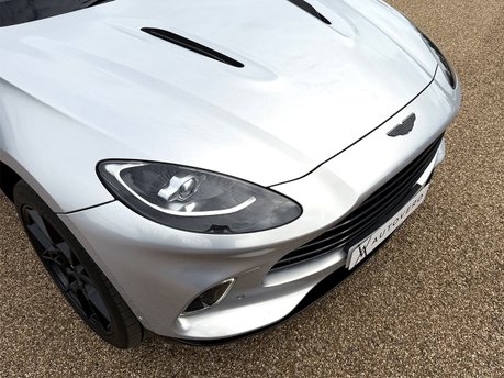 Aston Martin DBX V8 22