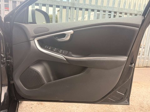 Volvo V40 2.0 V40 R-Design D2 5dr 37