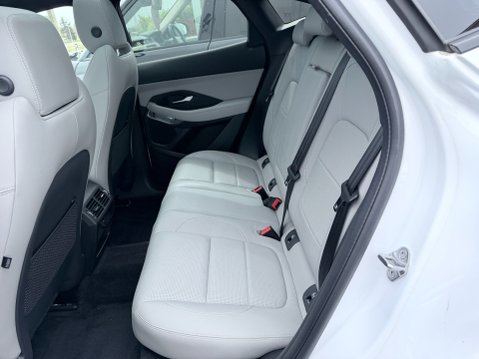 Jaguar E-Pace 2.0 R-DYNAMIC BLACK MHEV 11