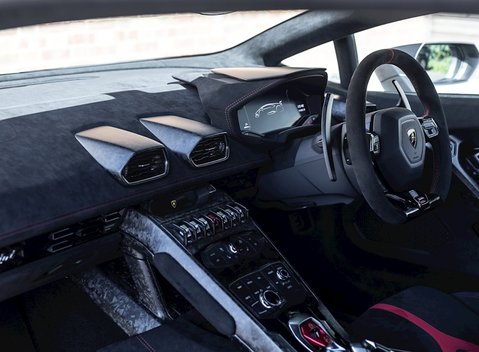 Lamborghini Huracan LP640-4 Performante 14