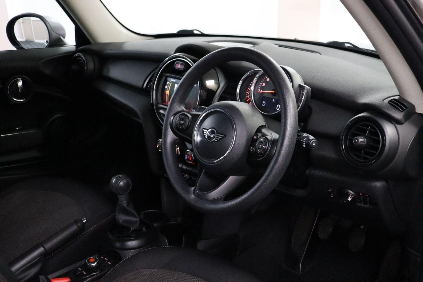 2018 MINI Hatch — image 4