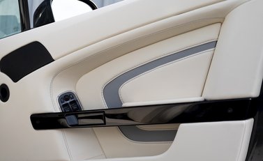 Aston Martin V12 Vantage S Roadster 22